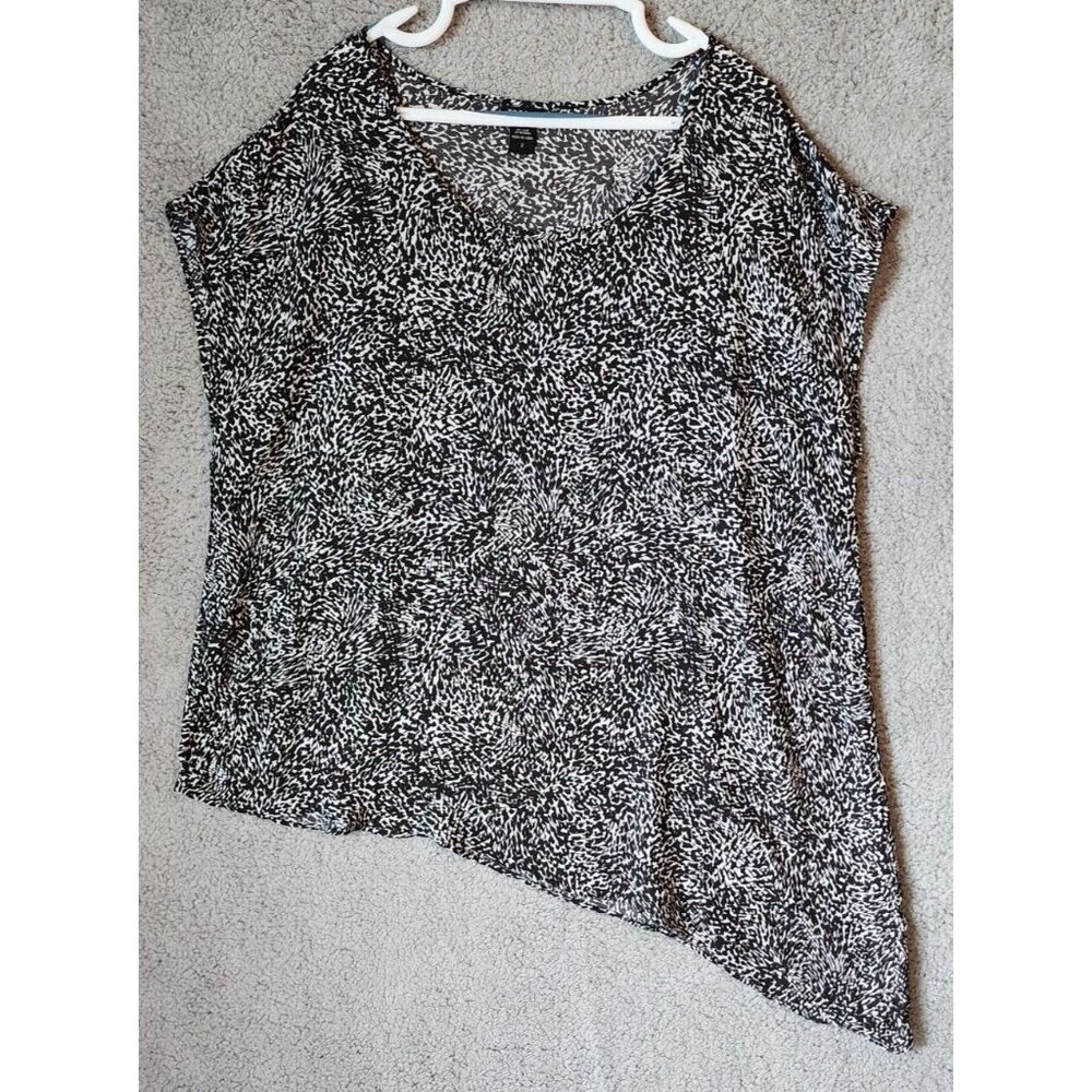 Torrid Women's Short Sleeve Blouse Top Asymmetrical Bottom Hem Black/White Sz 2